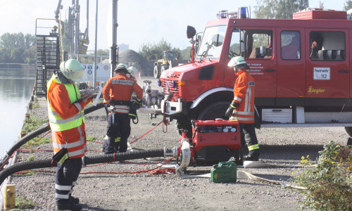Im Stadtgebiet von Salzgitter stellten 129 Einsatzkräfte aus 22 Feuerwehren ihr Können unter Beweis. Übungslage Brandeinsatz - Wasserentnahme. Fotos: Privat