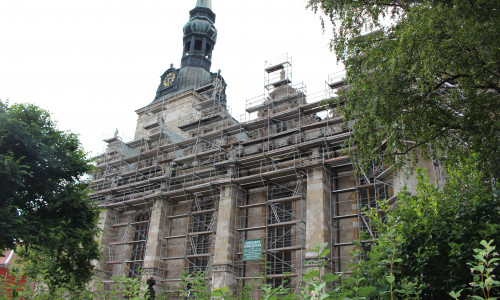 Ein Gerüst umhüllt die Südseite der Hauptkirche. Foto: Max Förster