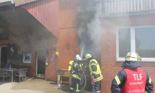 Im gesamten Haus war durch den starken Rauch gleich „Null-Sicht“. Fotos: Gemeindepressewart
FFW Hohenhameln 