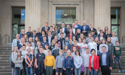Die Schülerinnen und Schüler zu Besuch im Landtag. Foto: SPD