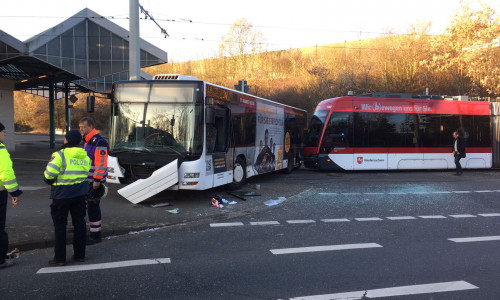 Auf der Gifhorner Straße kam es am Dienstag zu einem schweren Unfall zwischen einem Bus und einer Straßenbahn. Fotos/Video: aktuell24(BM)