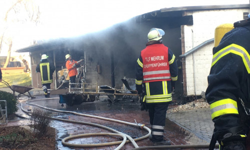 Löscharbeiten beim Brand eines Stallgebäudes in Bierbergen. Foto: Frederick Becker