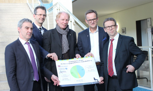 Zusammen mit den Vertretern der Wolfsburger Wohnungsgesellschaften stellte Ralf Sygusch (l.) und Oberbürgermeister Klaus Mohrs (r.) die Ergebnisse der Mietpreisanalyse vor. Foto: Eva Sorembik
