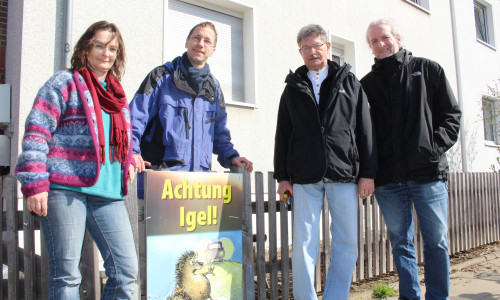 Lore Schiemenz vom BUND, Olaf Neubauer, Bezirksbürgermeister Hans-Dieter Osswald und der Grüne Ratsherr Helmut Blöcke unterstützen die Kampagne, Foto: Jan Borner