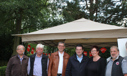 Hubertus Heil und Matthias Möhle mit den Mitgliedern des SPD-Ortsvereins Handorf. Foto: SPD