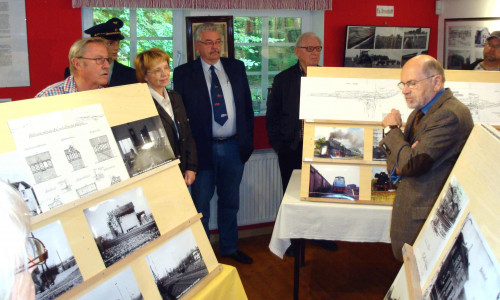 Ortsbürgermeister Wiechens ließ es sich nicht nehmen, Erinnerung an Hand der Fotos aufleben zu lassen. Foto: Privat