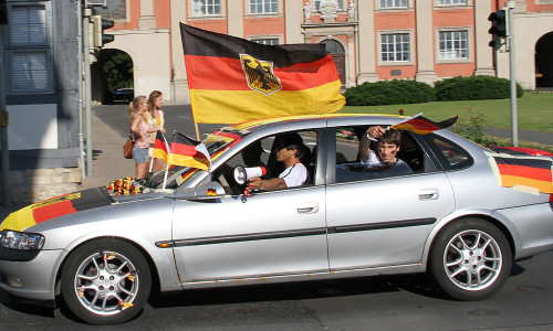 Der TÜV gibt Tipps zum sicheren Verhalten im Auto während der WM. Symbolfoto: Thorsten Raedlein j