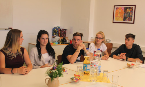 Schüler der OBS Bad Harzburg berichten von ihrer Teilnahme am Benimmtraining, das im Rahmen des Berufsorientierungsprogramms „BOGS“ an der Schule angeboten wird. Foto: Landkreis Goslar