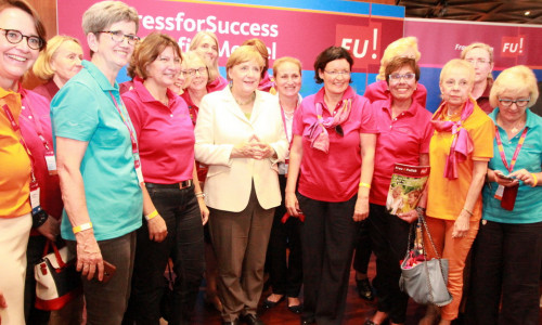 Bundeskanzlerin Dr. Angela Merkel und die Bundesvorsitzende Annette Widmann-Mauz (ganz links) mit den Delegierten und Helferinnen des CDU Landesverbandes Braunschweig. Foto: Hans Vestegen