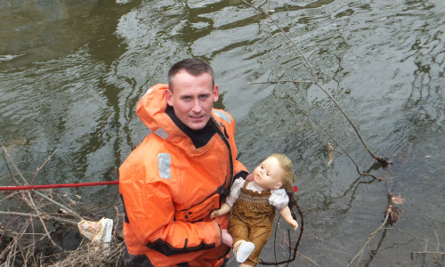 Feuerwehrmann Matheusz Piechota, der die Puppe erleichtert in den Armen hält. Foto: Feuerwehr Braunschweig