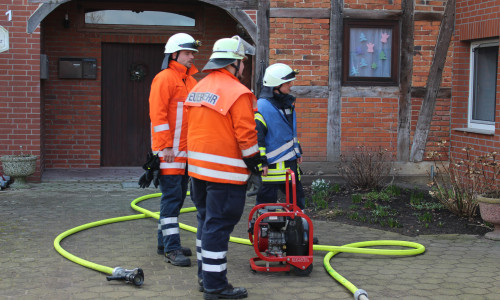 Die Feuerwehren der Gemeinde Meinersen löschten einen Küchenbrand in Flettmar. Fotos: aktuell24/kr