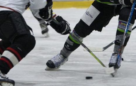 KInder können sich bei einem Probetraining im Icehockey versuchen. Symbolfoto: Jens Bartels