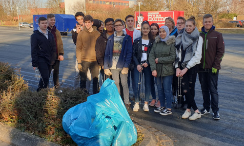 Stolz präsentiert die Klasse 10a ihre „Ausbeute“ der Müllsammelaktion. Fotos: Haupt- und Realschule Königslutter