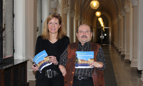 Im Rathaus stellten Dr. Andrea Hanke und Dr. Burkhard Wiegel die aktuelle Broschüre vor. Foto: Nick Wenkel