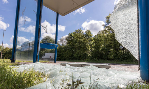 Kürzlich wurde eine Bushaltestelle in Watenstedt zerstört. Fotos: Rudolf Karliczek