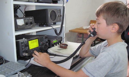 Kinder können beim ADAC-Ortsclub „MSC der Polizei BS“  erste Erfahrungen im Elektronik-Basteln sammeln. Foto: ADAC-Ortsclub „MSC der Polizei BS“
