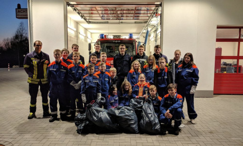 Die Jugendfeuerwehr Flechtorf präsentiert den gesammelten Müll vor dem Gerätehaus. Foto: Adrian Nabereit