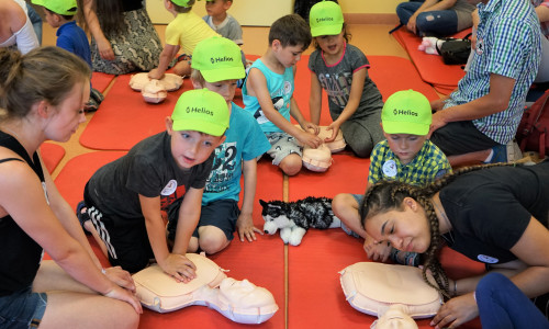 An einer Station lernten die Kinder auch, wie Reanimation funktioniert. Foto: Helios Klinikum Salzgitter
