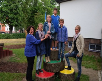 Von rechts: Beate Hartung (Lehrerin), Ben, Enes, Karla und Hanna (KlassensprecherInnen) Ulrike Hesselbach (1. Vorsitzende). Foto: Privat
