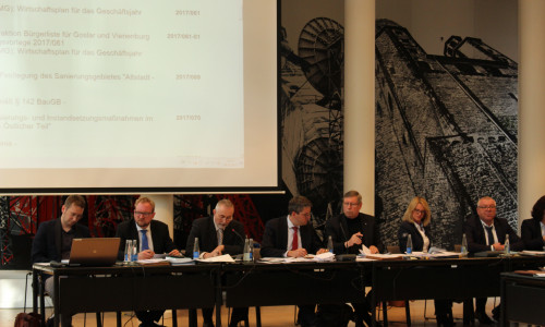 Der Stadtrat traf sich am Dienstag im Sitzungssaal des Kreishauses in der Klubgartestraße. Foto: Frederick Becker