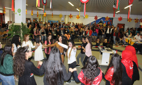 Tag der Kulturen an der Erich Kästner-Hauptschule. Schüler präsentieren den Halay, einen türkischen Volkstanz und sorgen für einen kleinen Flashmob. Fotos: Max Förster
