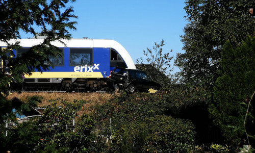 Der Erixx hat einen Pkw an einem unbeschrankten Bahnübergang erfasst. Fotos und Video: aktuell24