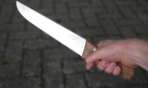 Im Verlauf eines Stereit soll der 23-Jährige mit einem Messer auf sein Opfer eingestochen haben. Symbolfoto: Alexander Panknin