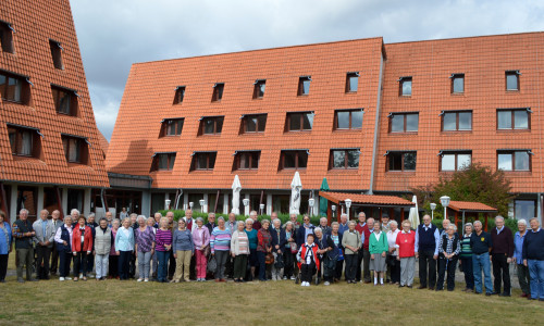 Teilnehmer der Schlesischen Kulturtage vor dem Jugendgästehaus in Duderstadt. Foto: Helmut Sauer / Privat