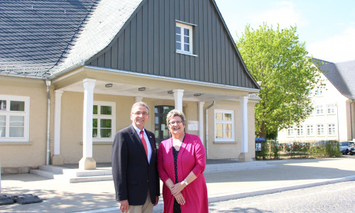 Bürgermeister Thomas Pink und Ostfalia-Präsidentin Dr. Rosemarie Karger luden zur Einweihung des neuen Torhaus ein. Foto: Max Förster