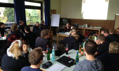 Am vergangenen Wochenende trafen sich fast 30 Jugendfeuerwehrwarte und Betreuer aus den 30 Braunschweiger Jugendwehren zu einem Fortbildungsseminar in der DJH Schöningen. Foto: Kadereit
