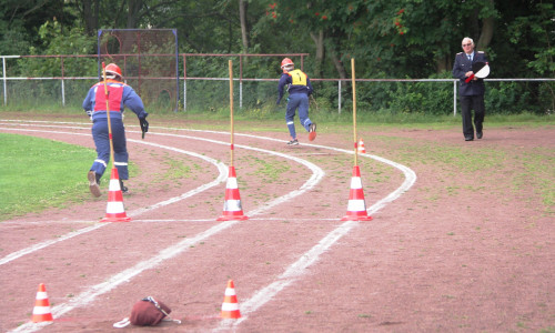 Bei dem 400 Meter Staffellauf um den Sportplatz sollen die Jugendlichen Kondition und Geschicklichkeit nachweisen.
Foto: Marcus Kordilla
