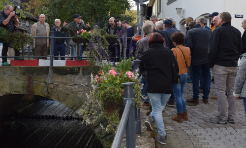 Thomas Moll berichtet interessierten Bürgerinnen und Bürgern im Rahmen der Begehung entlang der Abzucht über die geplanten Maßnahmen der Stadtverwaltung (Foto: Stadt Goslar) 