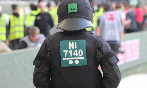 Die Polizei musste gegen Kölner Fans einschreiten. Foto: Agentur Hübner/Archiv