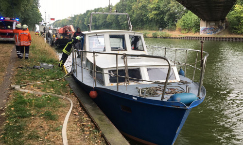 Das Boot wurde von der Feuerwehr vor dem Sinken gerettet. Fotos: aktuell24/Kr