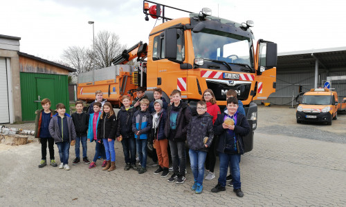 Die Kinder beim Besuch der Straßenmeisterei Ilsede. Foto:  Niedersächsische Landesbehörde für Straßenbau und Verkehr