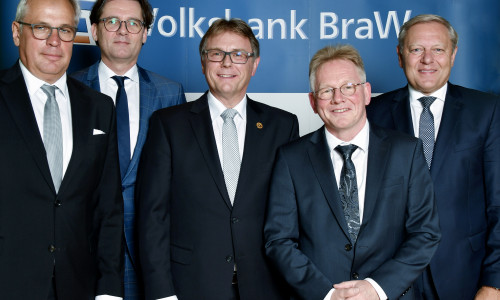 Aufsichtsratsvorsitzender Torsten-Armin Kietzmann sowie die Vorstandsmitglieder Mark Uhde, Ralf Schierenböken und Jürgen Brinkmann verabschieden Michael F. Müller (Mitte) in den wohlverdienten Ruhestand.