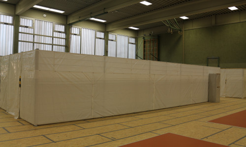 So sind die Flüchtlinge in der Turnhalle Watenbüttel untergebracht. Foto: Robert Braumann