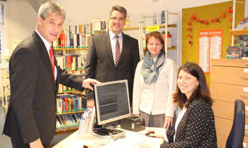 Dirk Leide, Oberbürgermeister Dr. Oliver Junk, Kirsten Brocks und Marina Vetter bei der Vorstellung der neuen Internet-Präsenz der Stadtbibliothek Goslar. Foto: Anke Donner 