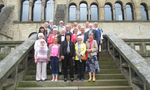 Bürgermeisterin Renate Lucksch (vorn Mitte) begrüßt die Delegation aus Forres und ihre Gastgeber an der Kaiserpfalz. Foto: Stadt Goslar 