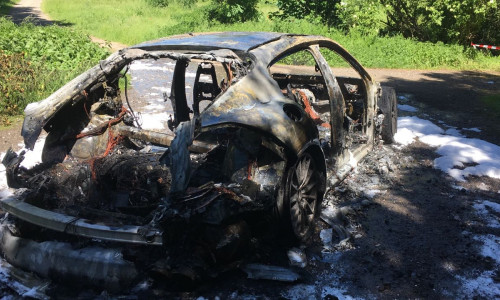 Das Fahrzeug wurde ausgebrannt im Wald wiedergefunden. (Symbolbild)
