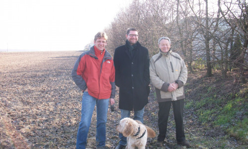 Verteter der Sickter CDU-Fraktion vor dem potentiellen neuen Gewerbegebiet von links nach rechts: Kai Jacobs, Marco Kelb, Dr. Manfred Bormann, Foto: Privat