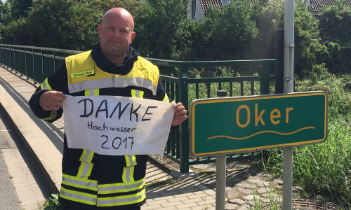 Alexander Steek, Gemeindebrandmeister Oderwald, bedankt sich bei den Feuerwehrkräften für den Einsatz während des Hochwassers. Foto: Kunze