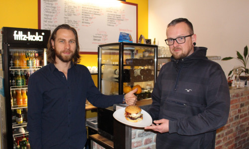 Die Inhaber Florian Anspieler (links) und Benjamin Günzke hoffen auch im kommenden Jahr leckere Burger servieren zu können. Fotos: Marian Hackert