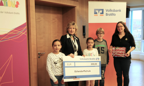 Claudia Kayser, Leiterin der Direktion Wolfsburg (Hinten, zweite von links), mit den Vertretern der Gewinnerschulen des United Kids Foundations Bambinilaufs. Fotos: Volksbank BraWo