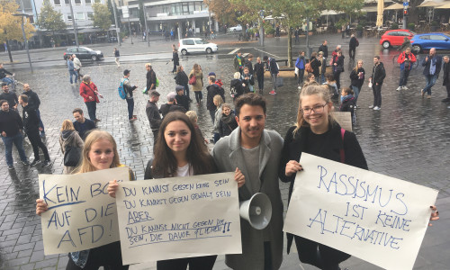 Die Organisatoren von links: Hannah Schlickert, Laura Aliu, Cag Kücükler und Josephine Weigand bei ihrer Protest-Aktion. Foto: Nick Wenkel