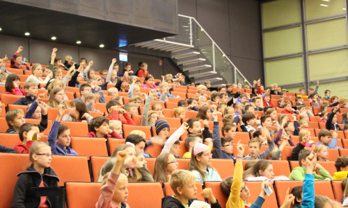 Ein gefüllter Saal voller wissbegieriger Kinder bei der Kinderuni im Audimax der TU Braunschweig. Foto: Archiv/ Max Förster