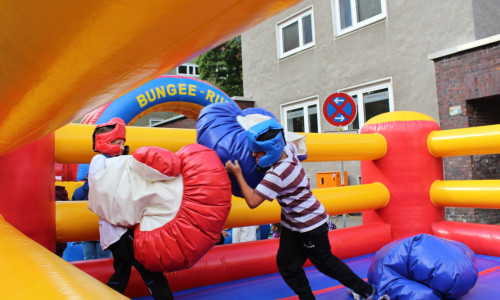 Auf dem Bebelhoffest konnten sich Kinder mit Überdimensionalen Boxhandschuhen austoben. Foto: Jan Borner