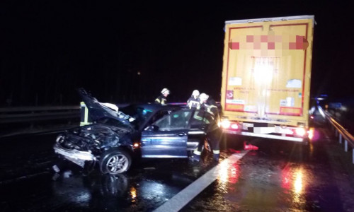 Das Auto wurde den Unfall komplett zerstört. Fotos: Feuerwehr Flechtorf