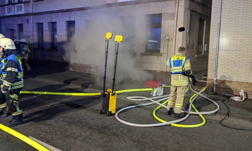Die Rauchentwicklung war so stark, dass zunächst ein Hochleistungslüfter eingesetzt werden musste, um den Brandherd zu lokalisieren. Fotos: Feuerwehr Helmstedt
