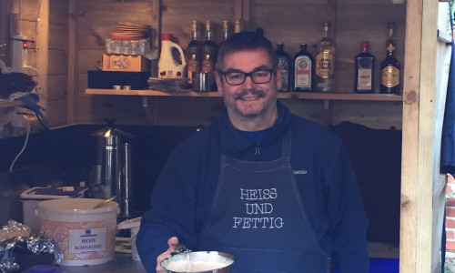 Markus Brix serviert seinen Gästen Südtiroler Strauben. Foto: Nino Milizia